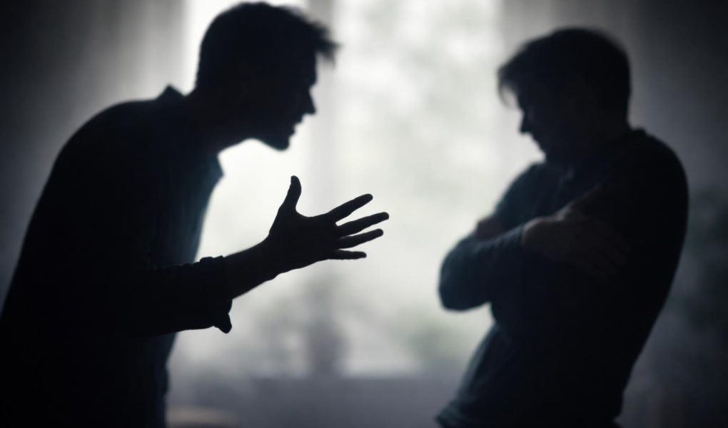 silhouettes-conversation-tendue-gestes-tension