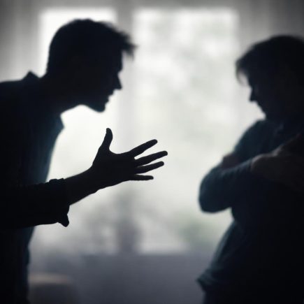 silhouettes-conversation-tendue-gestes-tension