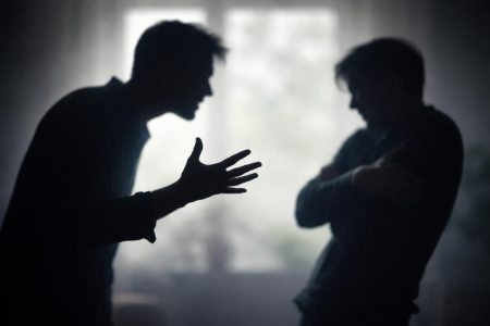 silhouettes-conversation-tendue-gestes-tension