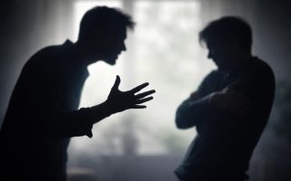 silhouettes-conversation-tendue-gestes-tension